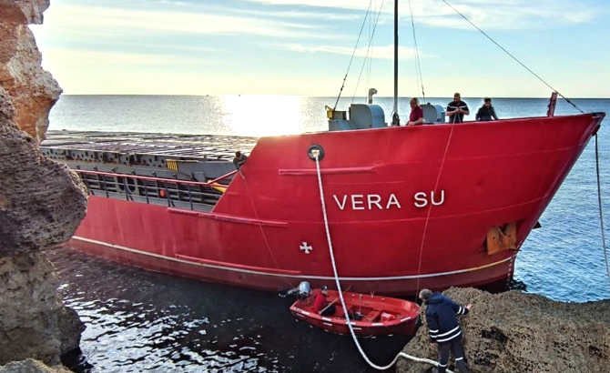 Bulgaristan’da karaya oturan VERA SU gemisini kurtarma çalışmaları sürüyor