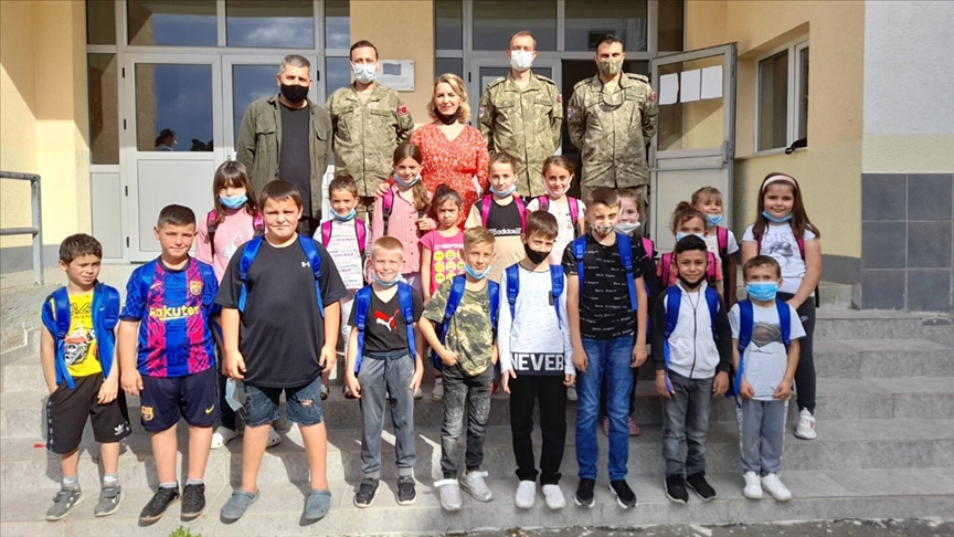 Mehmetçik’ten Kosova’daki öğrencilere kırtasiye yardımı