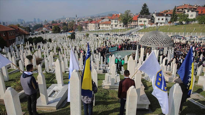 Bosna Hersek’in ilk Cumhurbaşkanı İzetbegoviç, vefatının 18. yılında kabri başında anıldı