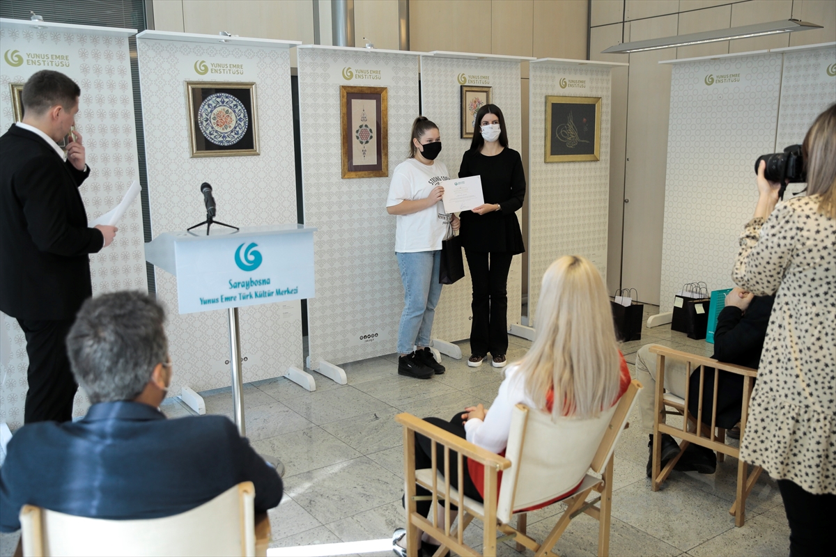 YEE’nin Bosna Hersek’te “Çevrimiçi Türkçe Konuşma Kulübü”nü tamamlayanlara sertifika