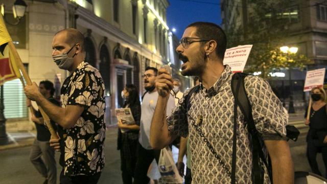 Yunanistan’da öğrenciler üniversitelerin açılması için sokaklara döküldü