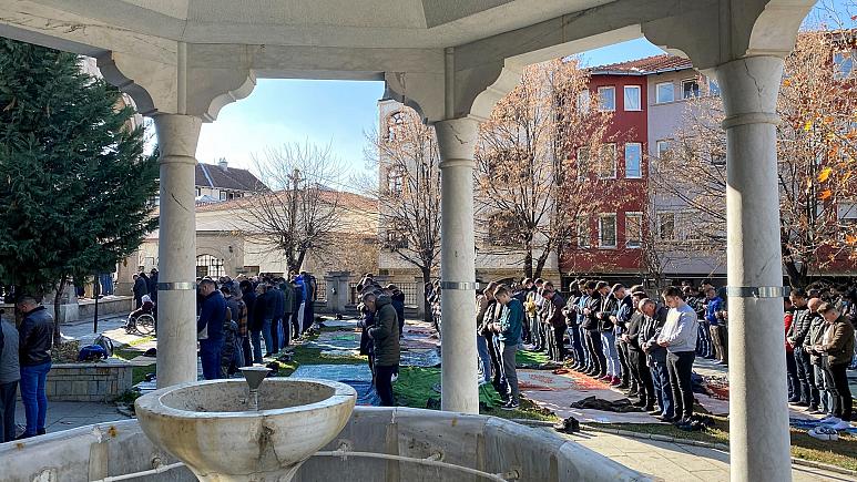 Kosova’da cuma namazı sonrası cami önünde Kovid-19 aşısı seferberliği