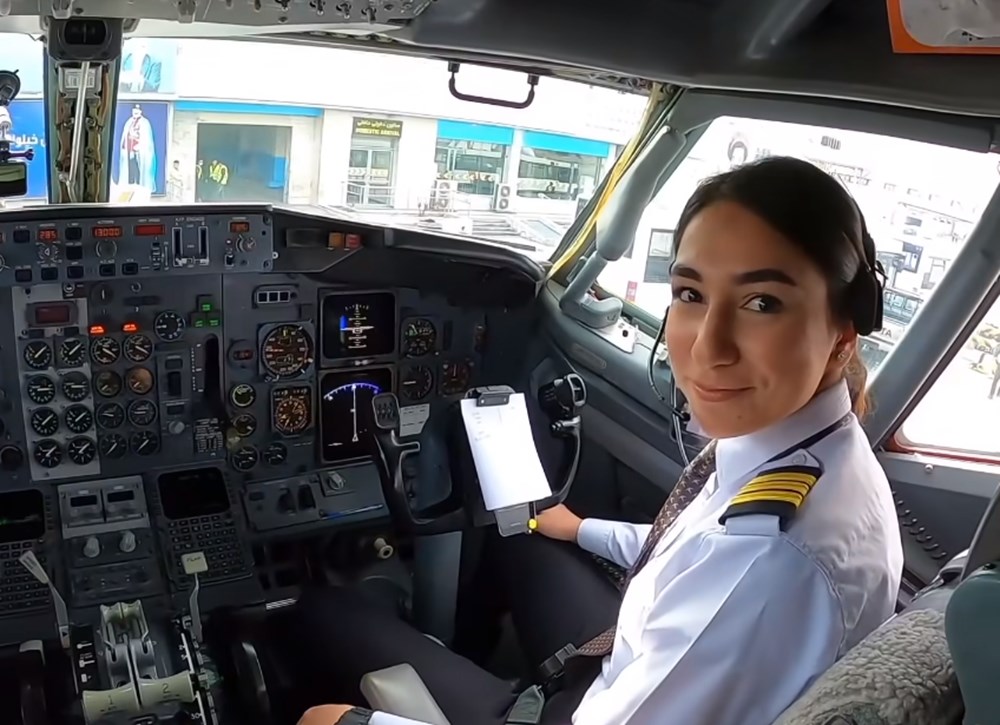 Taliban’dan kaçan Afganistan’ın ilk kadın pilotu, kariyerine Bulgaristan’da devam etmek istiyor