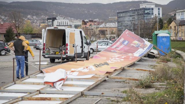 Bosna Hersek’te şiddetli rüzgar maddi hasara neden oldu
