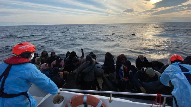 Yunanistan’ın ölüme terk ettiği 65 düzensiz göçmen kurtarıldı