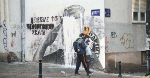 Mladiç’in duvar resmine bir kova kireç döküldü