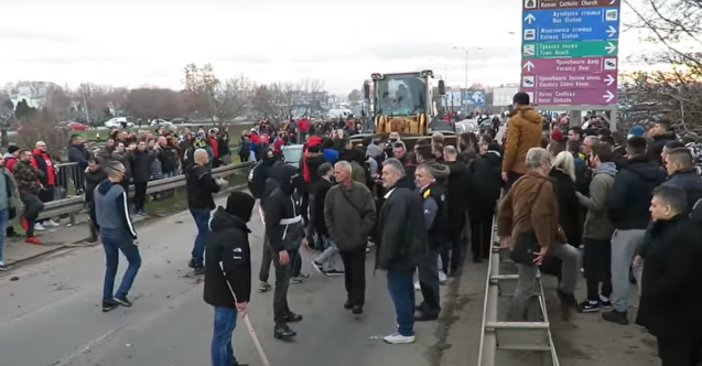 Sırbistan’da yolları kapatan protestoculara sert müdahale