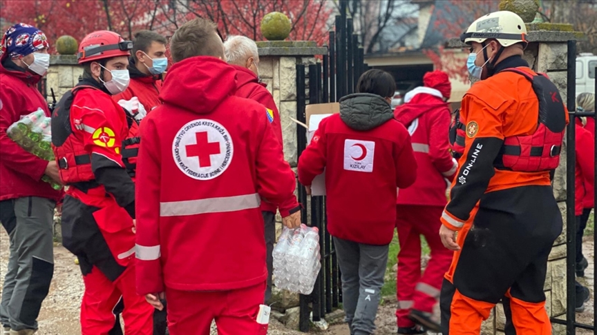 Türk Kızılaydan Bosna Hersek’te sel bölgelerindeki ekiplere gıda ve su yardımı