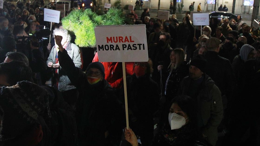 Sırbistan’da savaş suçlusu Mladic’in duvar resminin korunmasına ilişkin protestolar sürüyor