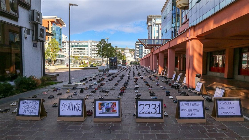 Karadağ’da Kovid-19’dan ölenler Bakanlık önüne bırakılan 2 bin 231 ayakkabıyla anıldı