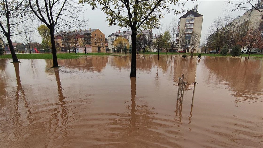 Bosna Hersek’te etkili olan şiddetli yağış sele neden oldu