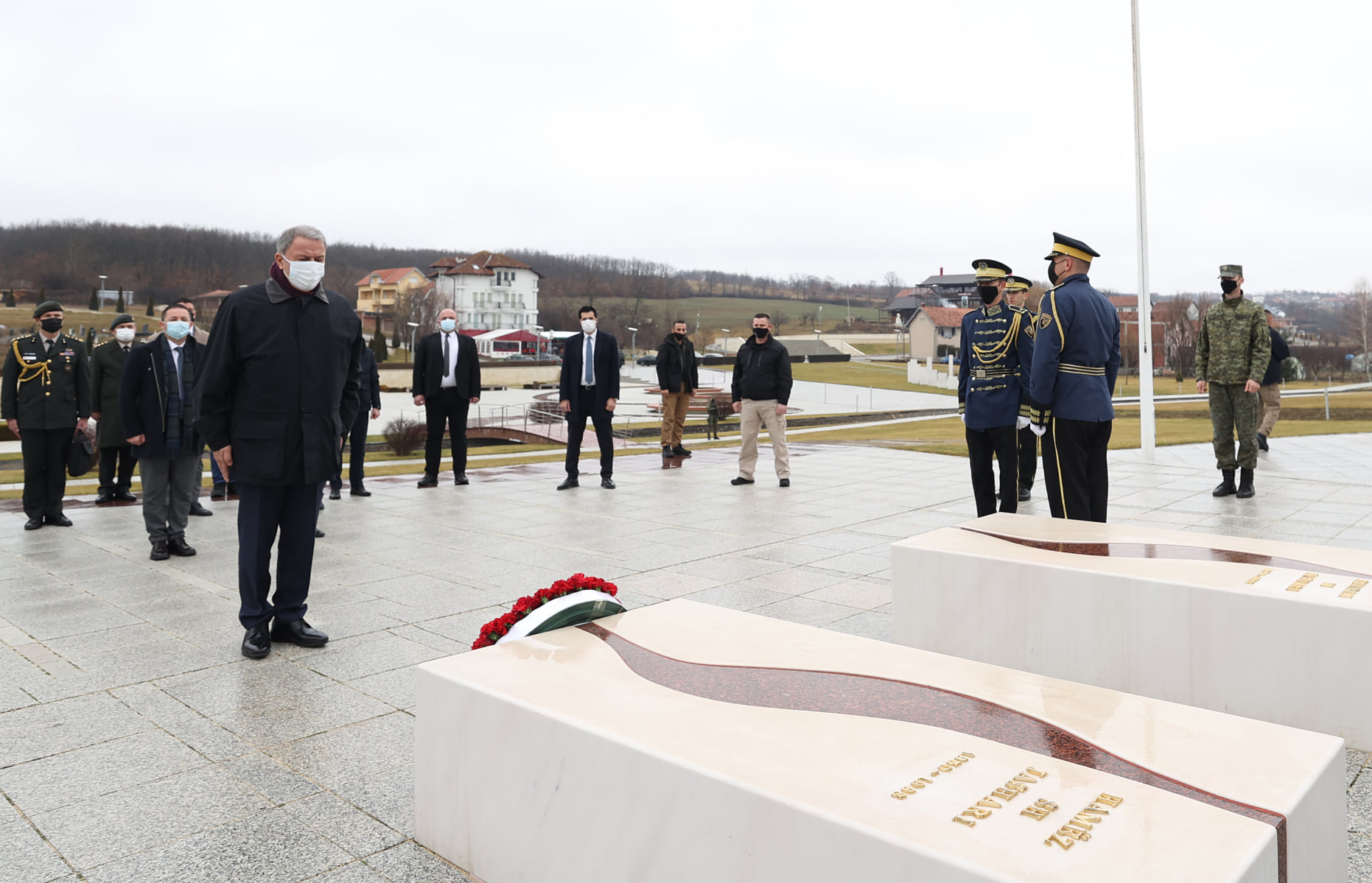 Milli Savunma Bakanı Akar, Kosova’da Sultan Murad Türbesi ile Adem Jashari’nin mezarını ziyaret etti