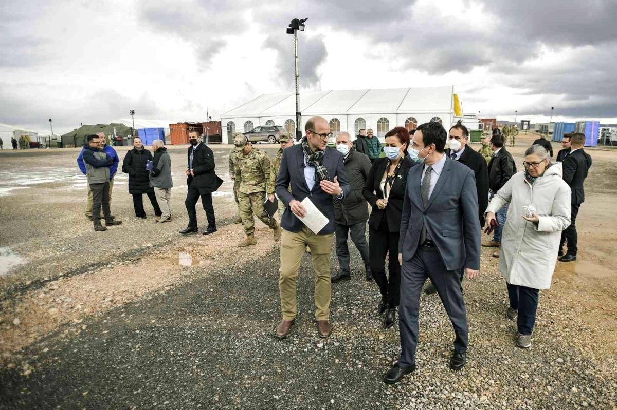 Kosova Başbakanı Kurti’den Afgan mültecilerin kaldığı askeri üsse ziyaret