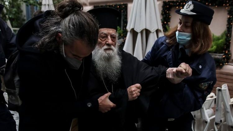 Yunanistan’da Ortodoks papazdan Papa’ya: “Sen sapkınsın”