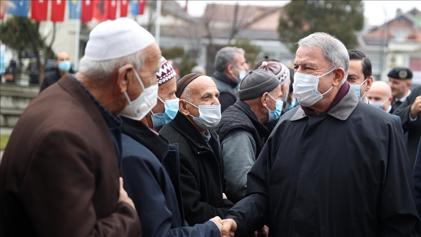 Milli Savunma Bakanı Akar’a Kosova’da yaşayan Türklerden yoğun ilgi