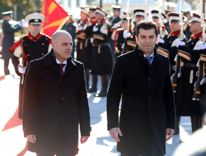 K. Makedonya Başbakanı ve bakanlar Sofya’da resmi törenle karşılandı