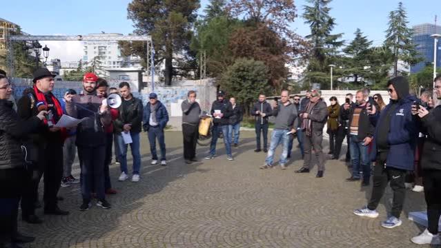Arnavutluk’ta zorunlu Kovid-19 aşılamasına karşı protesto