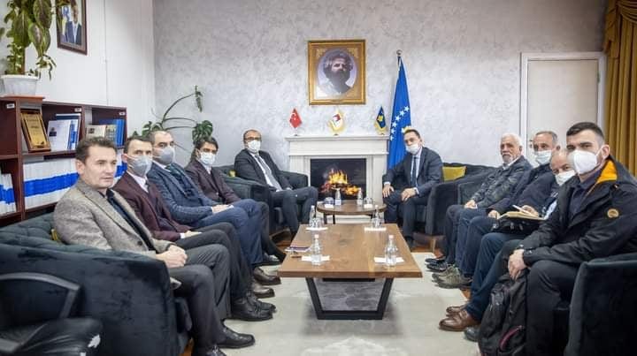 Priştine Büyükelçisi Sakar Skenderay Belediyesi’ni ziyaret etti