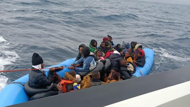 Yunanistan’ın ölüme terk ettiği 38 sığınmacı kurtarıldı