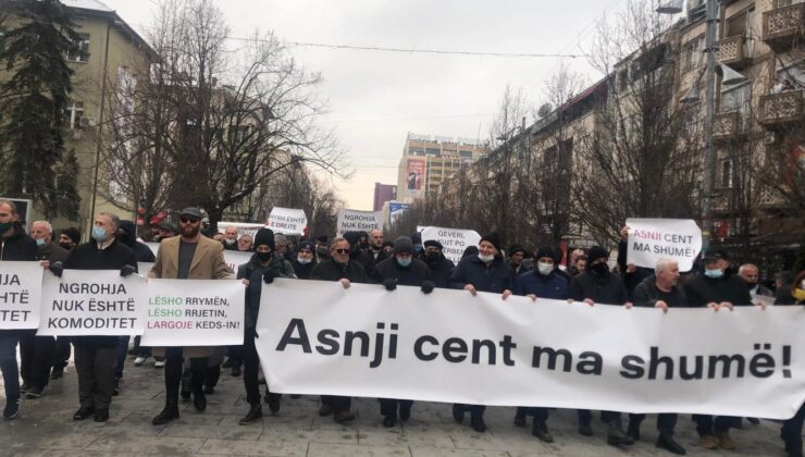 Kosova’da vatandaşlar elektrik zammını protesto etti