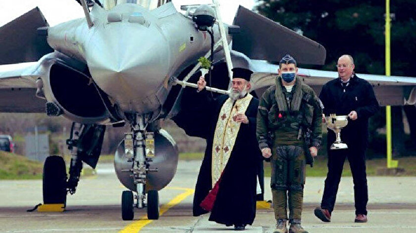Papazlar savaş uçaklarını kutsadı: Yunanistan ilk parti Rafalel’arına kavuştu