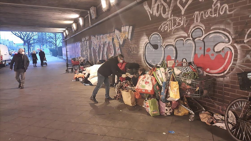 Türk gönüllüler, Berlin sokaklarında yaşayanlara her cumartesi yemek dağıtıyor