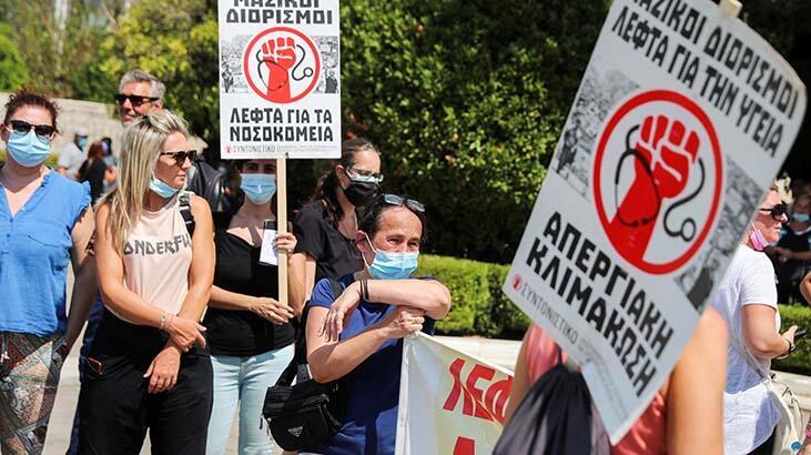 Yunanistan’da sağlık çalışanları aşı zorunluluğunu protesto etti