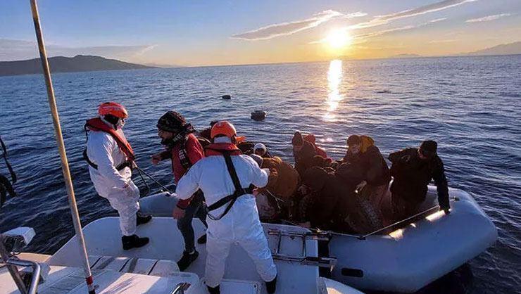 Yunanistan’ın geri ittiği 19 kaçak göçmen kurtarıldı