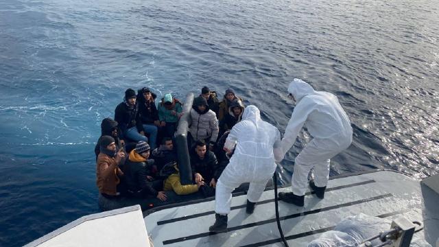Yunanistan’ın ölüme terk ettiği 77 düzensiz göçmen kurtarıldı