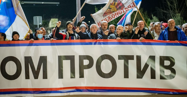 Karadağ’da Sırp partileri yol kapama eylemi yaptı
