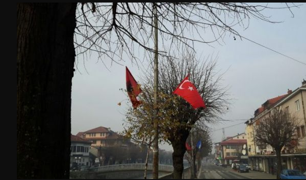 Prizren’de Türk bayrağına çirkin saldırı