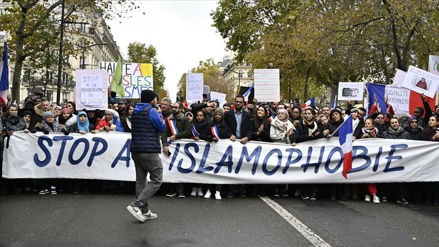 Paris emniyeti “spor müsabakalarına başörtü yasağı” protestosunu iptal etti