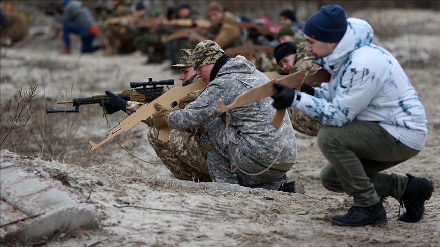 Ukraynalı siviller askeri eğitim alıyor