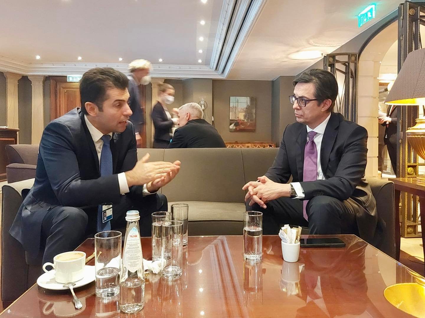 K. Makedonya Cumhurbaşkanı Pendarovski Bulgaristan Başbakanı Petkov ile görüştü