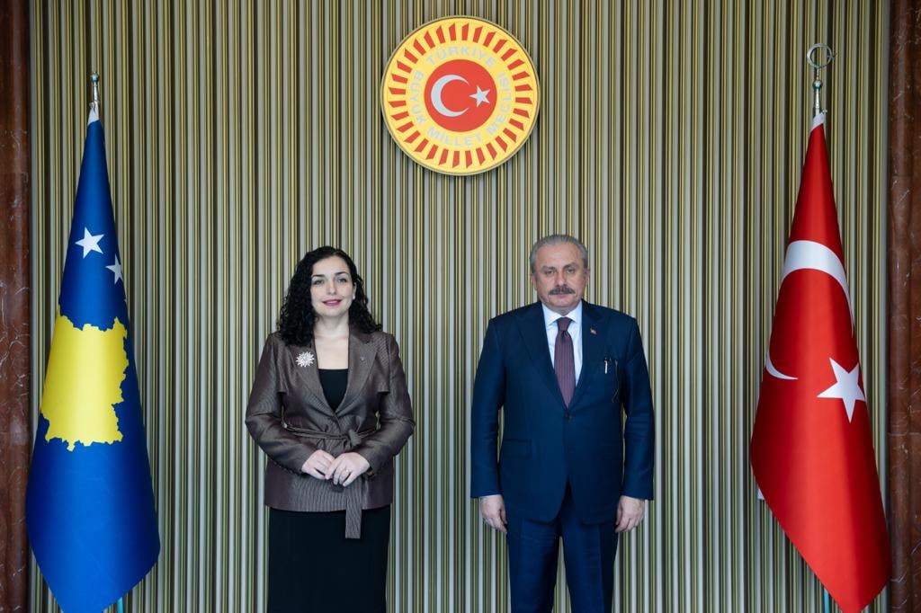 Dışişleri Bakanı Çavuşoğlu, Kosova Cumhurbaşkanı Vjosa Osmani ile bir araya geldi