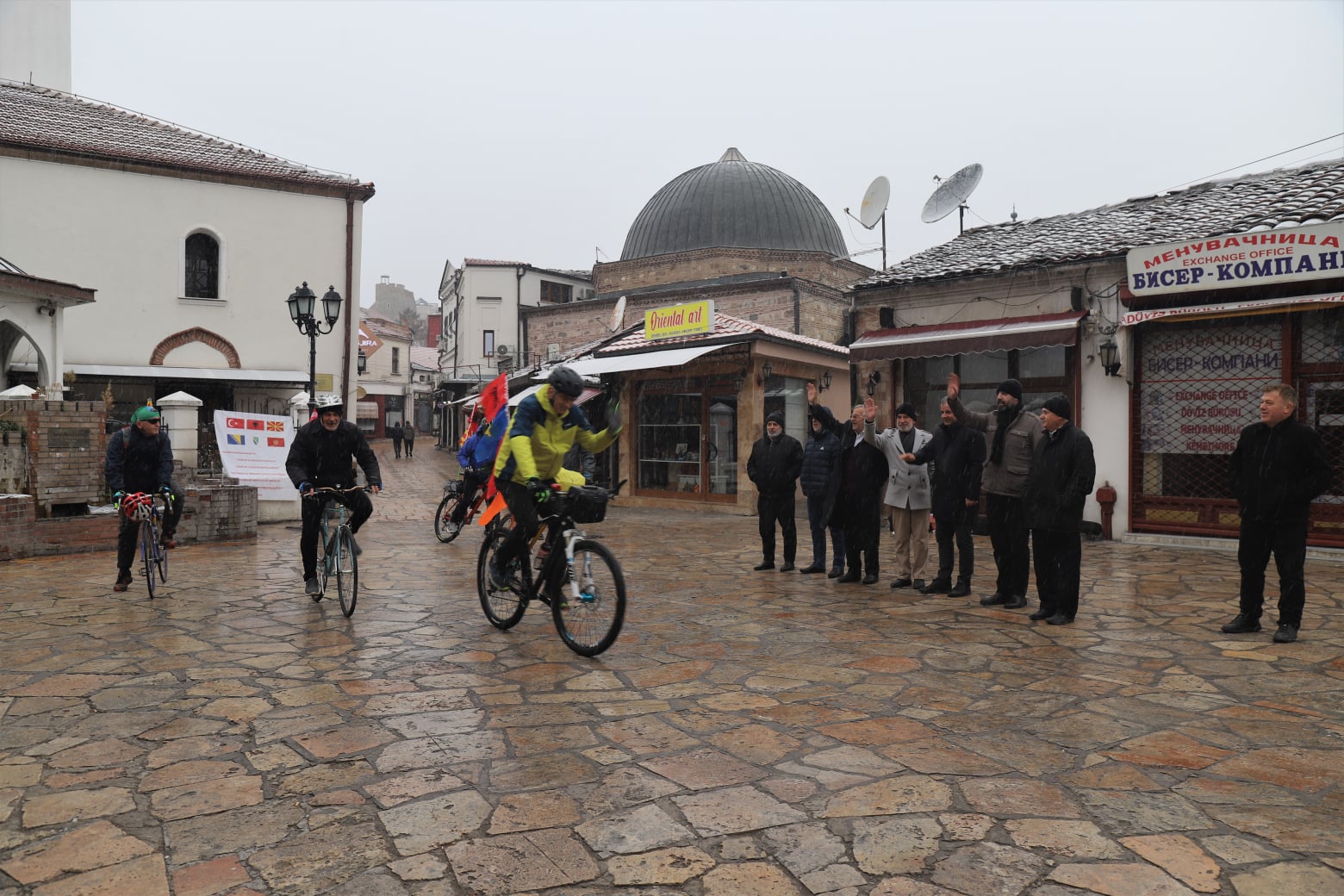 Balkanlı gönüllüler ülkelerinden aldıkları emanetleri bisikletlerle Çanakkale’ye götürüyor