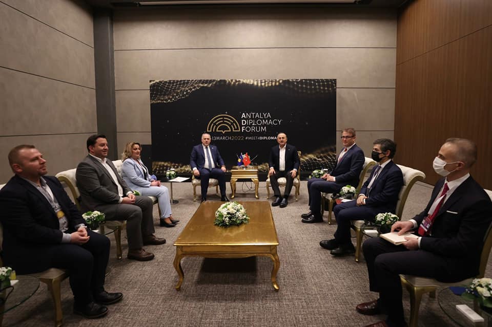 Türkiye Dışişleri Bakanı Çavuşoğlu, ADF’nin ikinci gününde ikili görüşmelerini sürdürdü