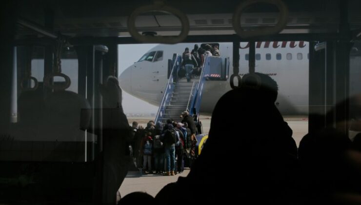 ABD’ye gitmek üzere 150 Afgan mülteci Kosova’dan ayrıldı
