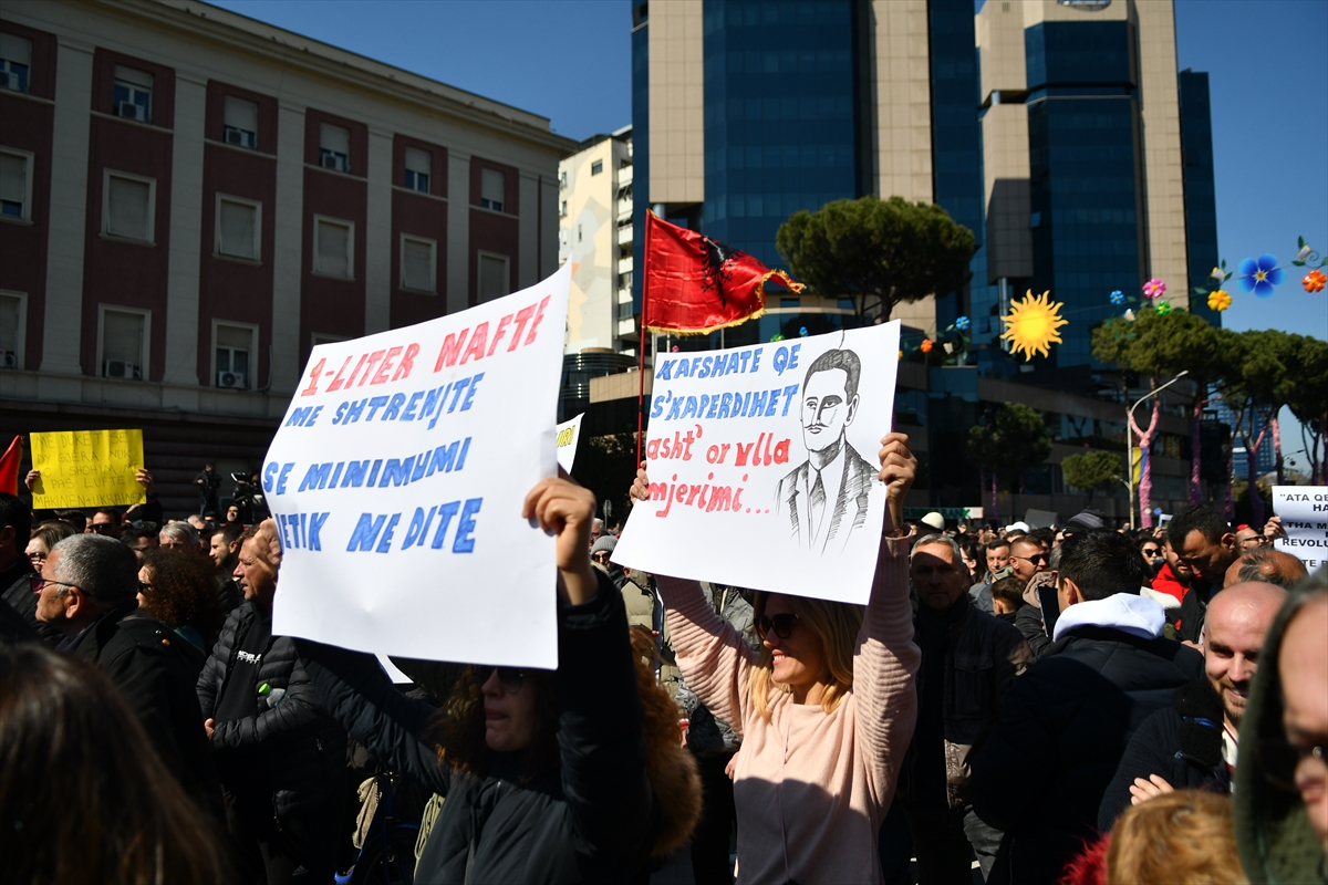 Arnavutluk’ta akaryakıt ve gıda fiyatlarındaki artış protesto edildi