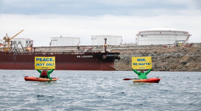 Hırvatistanlı Greenpeace aktivistleri, Rusya’dan petrol ithalatını protesto etti