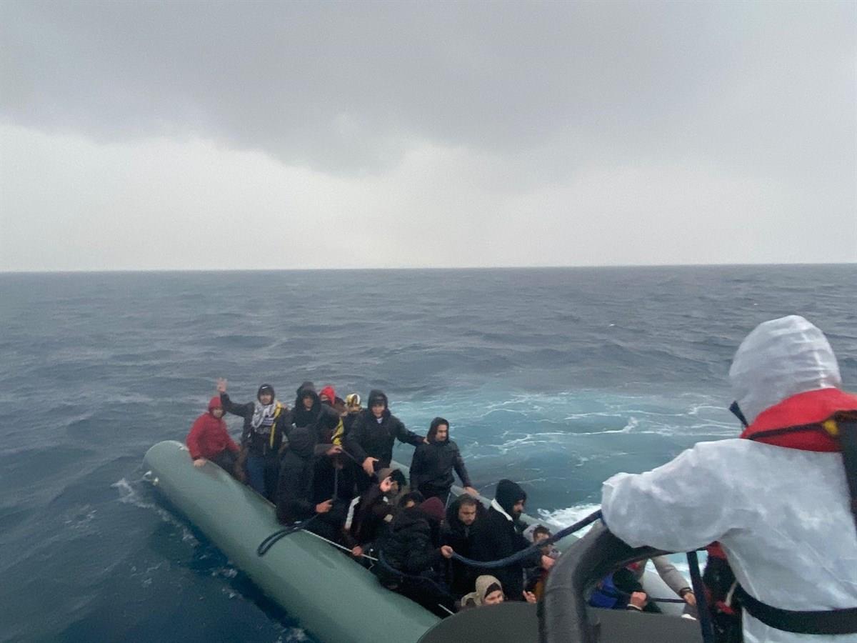 İzmir açıklarında Yunanistan unsurlarınca geri itilen 77 düzensiz göçmen kurtarıldı