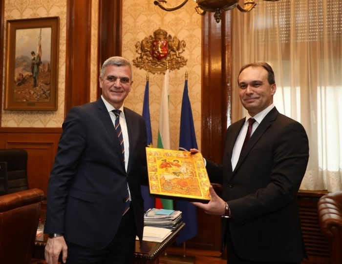 Bulgaristan’da Yeni Savunma Bakanı Dragomir Zakov, Mecliste yemin ederek resmen görevine başladı