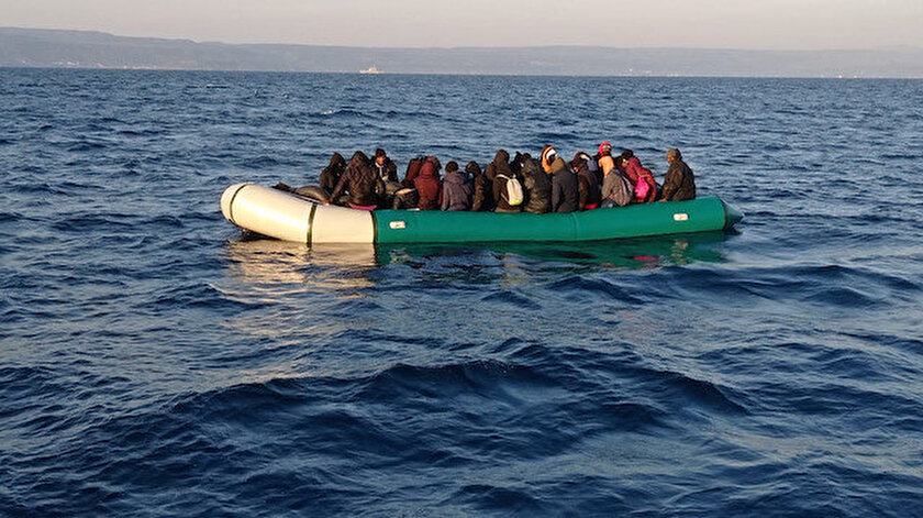 Yunanistan’ın geri ittiği lastik bottaki 35 göçmen kurtarıldı