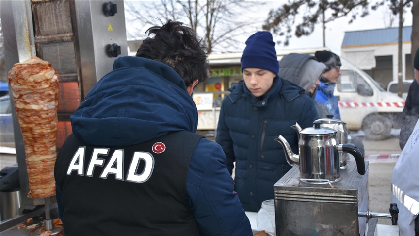 Türkiye Romanya-Ukrayna sınırında sıcak yemek dağıtıyor