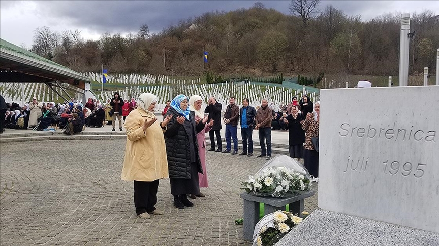 Srebrenitsa Soykırımı kurbanları ilk toplu cenaze töreninin 19. yıl dönümünde törenle anıldı
