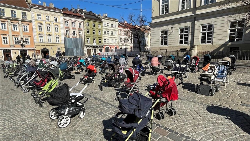 Rusya’nın saldırılarında ölen çocuklar için Lviv’de meydana 109 boş bebek arabası bırakıldı