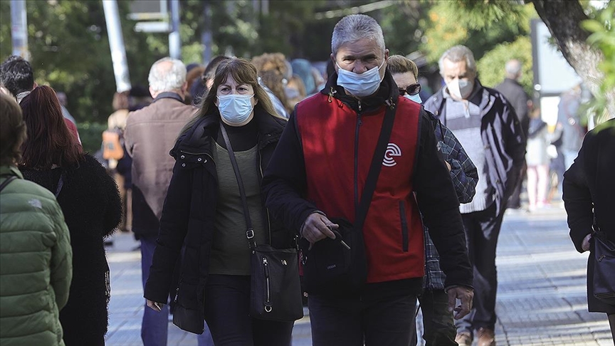 Yunanistan’da açık alanda maske zorunluluğuna son verildi