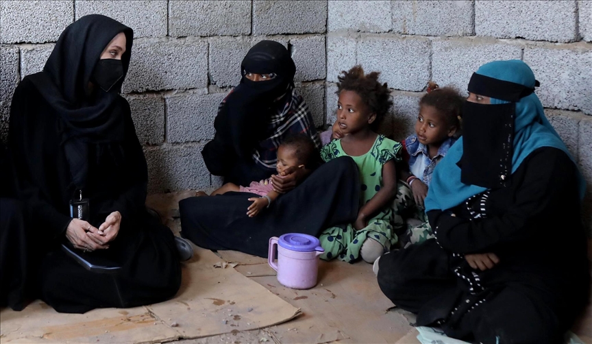 Angelina Jolie, Yemen’de bir sığınmacı kampını ziyaret etti