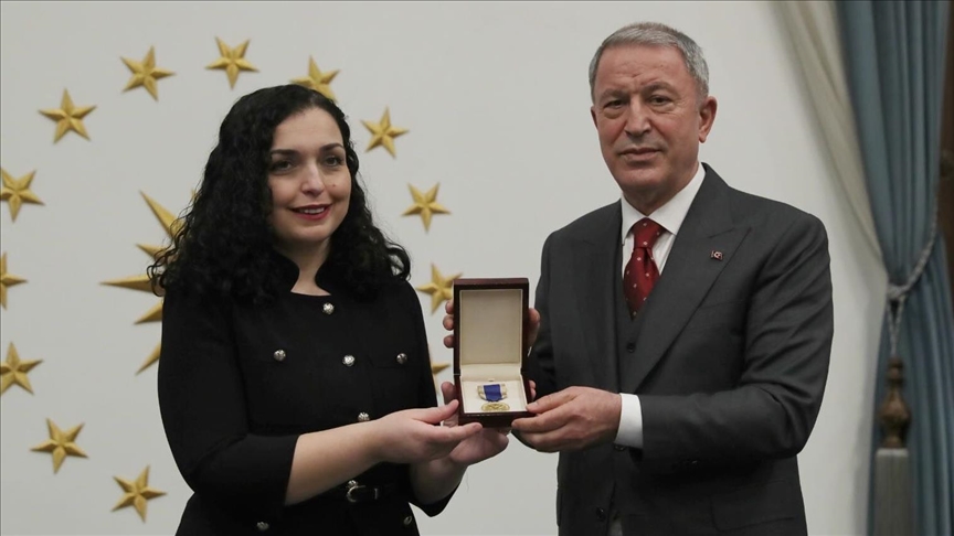 Milli Savunma Bakanı Akar’a Kosova Cumhurbaşkanlığı Askeri Madalyası tevcih edildi
