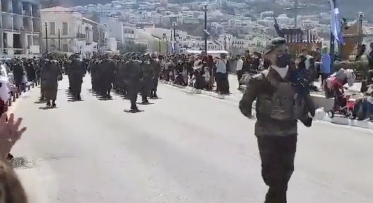 Yunan yine tahrik peşinde: Sisam Adası’nda askeri geçit töreni düzenledi